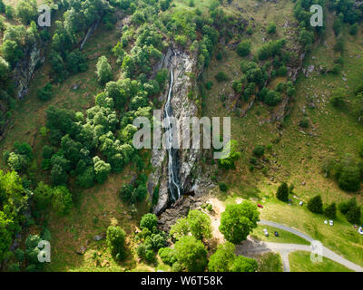 Majestätischen Wasserfall von Powerscourt Wasserfall, der höchste Wasserfall in Irland. Berühmte Touristenattraktionen in Co Wicklow, Irland. Stockfoto