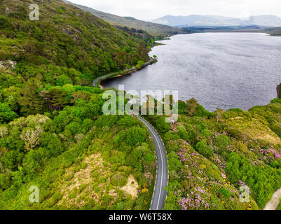 Schöne Luftaufnahme von Connemara National Park, berühmt für seine Moore, Heide und Seen, County Galway, Irland Stockfoto