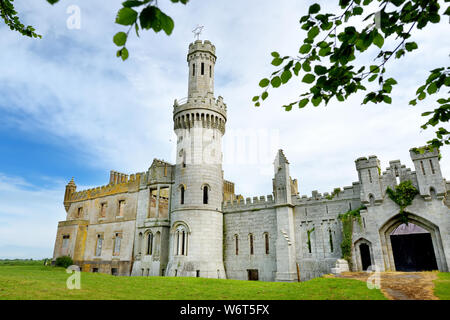 Die Türme und Türmchen von ducketts Grove, eine Burgruine aus dem 19. Jahrhundert große Haus und ehemaliger Immobilien im County Carlow, Irland. Stockfoto