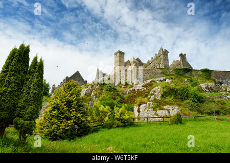 Der Rock Of Cashel, auch als Cashel der Könige und St. Patrick's Rock, einem historischen Ort in Cashel, County Tipperary Stadtmitte bekannt. Die fam Stockfoto