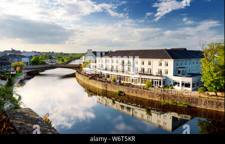 Atemberaubende Aussicht auf eine Bank des Flusses Nore in Kilkenny, einem der schönsten Stadt in Irland. Warmen Sommerabend. Stockfoto