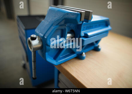 Flache Tiefenschärfe Bild mit einem schweren eisernen Schraubstock auf einer Werkbank in einem Workshop mit keine Menschen um Stockfoto