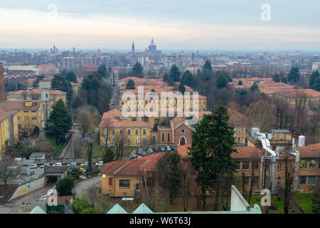 Ein Blick auf das Krankenhaus der Ospedale San Matteo (Hl. Matthäus Krankenhaus) in Pavia mit der Stadt im Hintergrund. Stockfoto