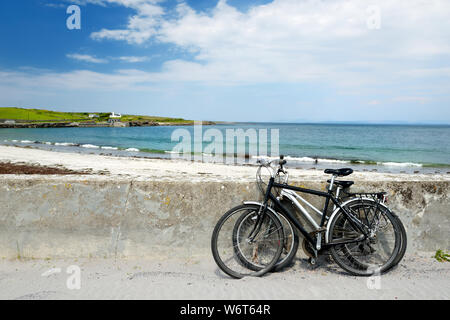 Zwei Fahrräder in der Nähe von Sandstrand auf Inishmore, der größten der Aran Inseln in der Bucht von Galway, Irland. Berühmt für seine starke irische Kultur, Loyalität gegenüber der I Stockfoto