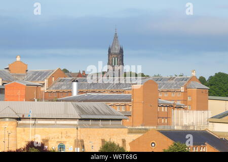Der Blick über Armley Gefängnis in Leeds mit St Bartholomews Church im Armley Stockfoto
