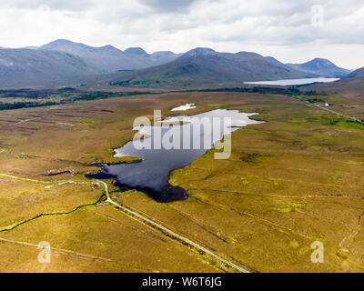 Schöne Luftaufnahme von Connemara National Park, berühmt für seine Moore, Heide und Seen, County Galway, Irland Stockfoto