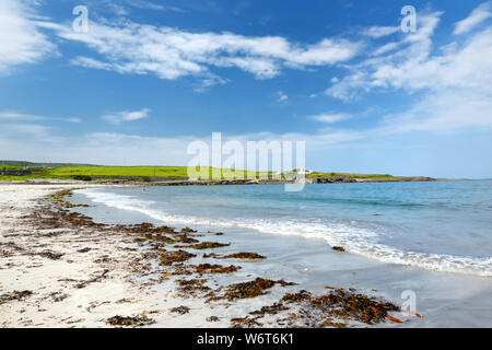 Breite Sandstrand auf Inishmore, der größten der Aran Inseln in der Bucht von Galway, Irland. Berühmt für seine starke irische Kultur, Loyalität gegenüber dem Irischen langu Stockfoto