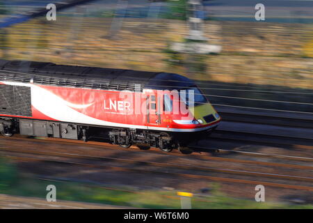 Eine hohe Geschwindigkeit Lner Klasse 43 Personenzug durch Armley in Leeds. Stockfoto