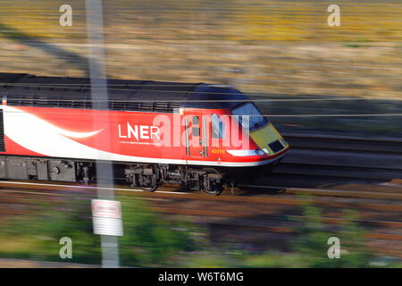 Eine hohe Geschwindigkeit Lner Klasse 43 Personenzug durch Armley in Leeds. Stockfoto