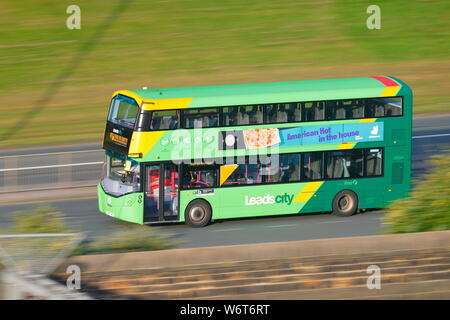 Ein hybrid Bus reisen entlang der Canal Street in Armley, Leeds. Stockfoto