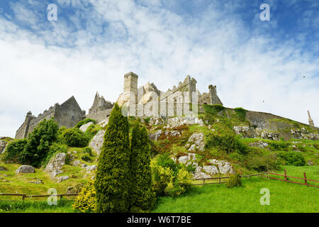 Der Rock Of Cashel, auch als Cashel der Könige und St. Patrick's Rock, einem historischen Ort in Cashel, County Tipperary Stadtmitte bekannt. Die fam Stockfoto