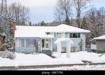 Durchschnittliche Nordamerikanische Haus im Schnee im Winter bewölkter Tag Stockfoto