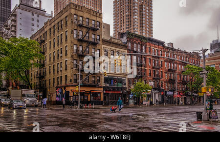 New York City, USA, Mai 2019, städtische Szene an einem regnerischen Tag auf der 51th St. und 9. Avenue, in Hell's Kitchen, Manhattan Stockfoto