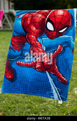 Ein Spider-man Strandtuch hängt auf einer Wäscheleine in einem DeKalb County Bauernhof in der Nähe von Spencerville, Indiana, USA. Stockfoto