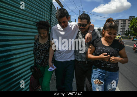 Guatemala City, Guatemala, Guatemala. 2 Aug, 2019. Eine Familie Umarmungen und schreit wie ihren minderjährigen Sohn gerade von Houston abgeschoben kommt vom Flughafen in Guatemala City Freitag auf einem Flug mit Deportierten aus den USA gefüllt. Guatemala unterzeichnete vor kurzem ein "sicheres Drittland" Vereinbarung mit dem Trump Administration, wodurch die uns Asylbewerber nach Guatemala zu entsenden, der als "sichere" unter das Abkommen. Hunderte von Asylbewerbern sind von der Ankunft in Guatemala jeden Tag - Mindestens 30.000 dieses Jahr bisher - auch dann, wenn sich die Vereinbarung wird voraussichtlich Rechtliche challengeds zu Gesicht, wie Guatemala konsequent Ranke ist Stockfoto