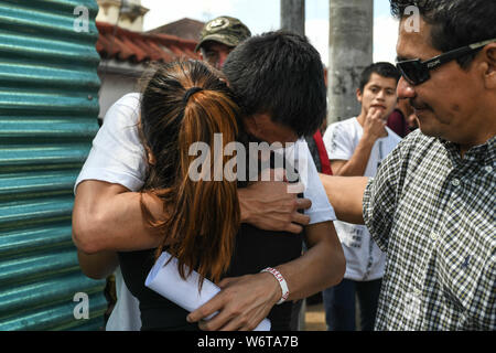 Guatemala City, Guatemala, Guatemala. 2 Aug, 2019. Eine Familie Umarmungen und schreit wie ihren minderjährigen Sohn gerade von Houston abgeschoben kommt vom Flughafen in Guatemala City Freitag auf einem Flug mit Deportierten aus den USA gefüllt. Guatemala unterzeichnete vor kurzem ein "sicheres Drittland" Vereinbarung mit dem Trump Administration, wodurch die uns Asylbewerber nach Guatemala zu entsenden, der als "sichere" unter das Abkommen. Hunderte von Asylbewerbern sind von der Ankunft in Guatemala jeden Tag - Mindestens 30.000 dieses Jahr bisher - auch dann, wenn sich die Vereinbarung wird voraussichtlich Rechtliche challengeds zu Gesicht, wie Guatemala konsequent Ranke ist Stockfoto