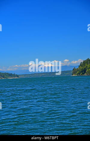 Ausblick auf die Küste und Gewässer von Deception Pass im Staat Washington, USA Stockfoto