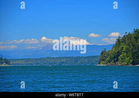 Ausblick auf die Küste und Gewässer von Deception Pass im Staat Washington, USA Stockfoto