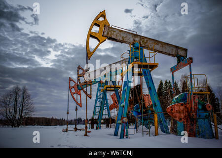 Bergbau und Gewinnung von Steinen und Erden. Anlagen zur Gewinnung von Öl aus den Eingeweiden der Erde. Pumpjack ist der oberirdische Antrieb für eine Erwidernde pisto Stockfoto