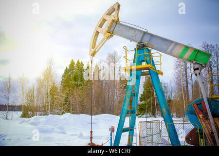 Bergbau und Gewinnung von Steinen und Erden. Anlagen zur Gewinnung von Öl aus den Eingeweiden der Erde. Pumpjack ist der oberirdische Antrieb für eine Erwidernde pisto Stockfoto