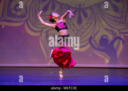 Edinburgh, Schottland, 2. August 2019. Eine junge chinesische Tänzerin führt eine Routine in der chinesischen Kultur Festival, das Teil des Edinburgh Festival Fringe. Credit: Brian Wilson/Alamy Leben Nachrichten. Stockfoto