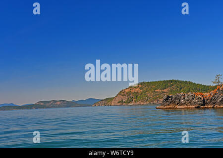 Ausblick auf die Küste und Gewässer von Deception Pass im Staat Washington, USA Stockfoto