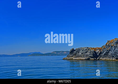 Ausblick auf die Küste und Gewässer von Deception Pass im Staat Washington, USA Stockfoto