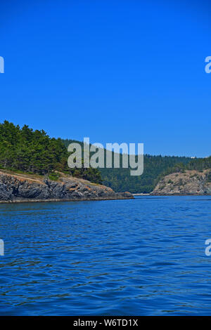 Ausblick auf die Küste und Gewässer von Deception Pass im Staat Washington, USA Stockfoto