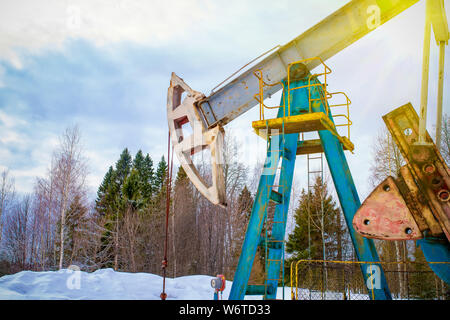 Bergbau und Gewinnung von Steinen und Erden. Anlagen zur Gewinnung von Öl aus den Eingeweiden der Erde. Pumpjack ist der oberirdische Antrieb für eine Erwidernde pisto Stockfoto