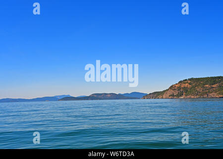 Ausblick auf die Küste und Gewässer von Deception Pass im Staat Washington, USA Stockfoto