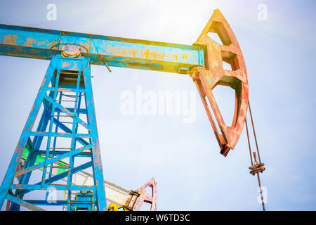 Bergbau und Gewinnung von Steinen und Erden. Anlagen zur Gewinnung von Öl aus den Eingeweiden der Erde. Pumpjack ist der oberirdische Antrieb für eine Erwidernde pisto Stockfoto