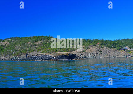 Ausblick auf die Küste und Gewässer von Deception Pass im Staat Washington, USA Stockfoto