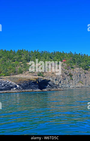 Ausblick auf die Küste und Gewässer von Deception Pass im Staat Washington, USA Stockfoto