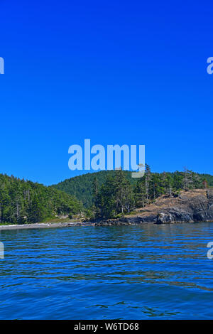 Ausblick auf die Küste und Gewässer von Deception Pass im Staat Washington, USA Stockfoto