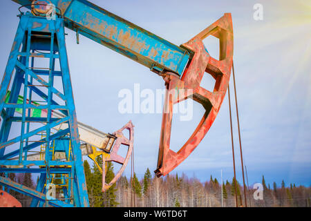 Bergbau und Gewinnung von Steinen und Erden. Anlagen zur Gewinnung von Öl aus den Eingeweiden der Erde. Pumpjack ist der oberirdische Antrieb für eine Erwidernde pisto Stockfoto