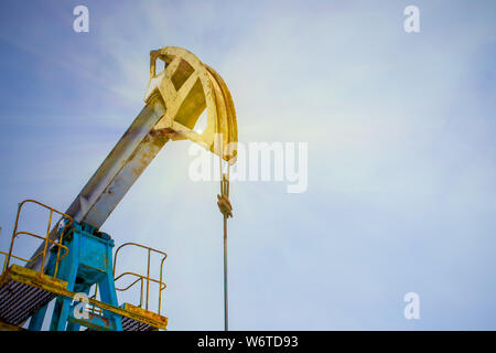 Bergbau und Gewinnung von Steinen und Erden. Anlagen zur Gewinnung von Öl aus den Eingeweiden der Erde. Pumpjack ist der oberirdische Antrieb für eine Erwidernde pisto Stockfoto