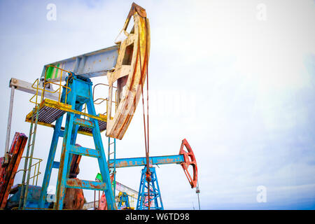 Bergbau und Gewinnung von Steinen und Erden. Anlagen zur Gewinnung von Öl aus den Eingeweiden der Erde. Pumpjack ist der oberirdische Antrieb für eine Erwidernde pisto Stockfoto