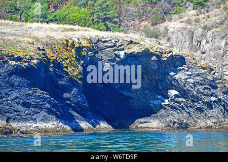 Ausblick auf die Küste und Gewässer von Deception Pass im Staat Washington, USA Stockfoto