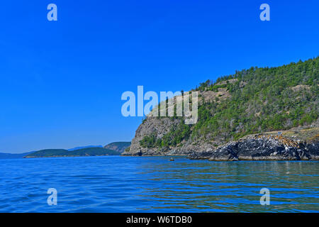 Ausblick auf die Küste und Gewässer von Deception Pass im Staat Washington, USA Stockfoto