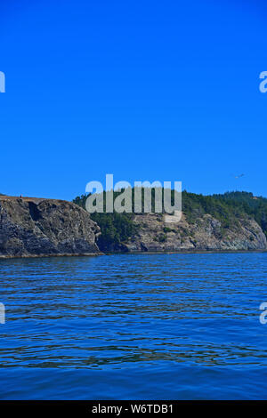 Ausblick auf die Küste und Gewässer von Deception Pass im Staat Washington, USA Stockfoto