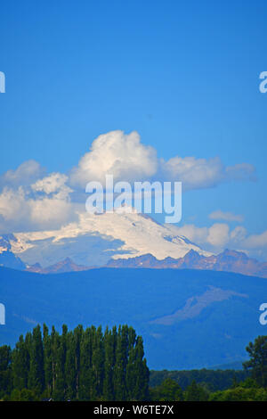 Blick auf den Mount Baker als von La Conner, Washington im Skagit Valley gesehen Stockfoto