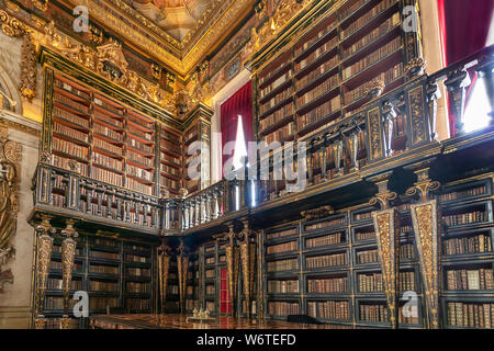 Der Johanneischen Bibliothek (Portugiesisch: Biblioteca Joanina) ist eine barocke Bibliothek in den Höhen des historischen gelegen Stockfoto