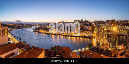 Panoramablick über Porto, Portugal mit Luis I Brücke bei Sonnenuntergang Stockfoto