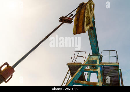 Bergbau und Gewinnung von Steinen und Erden. Anlagen zur Gewinnung von Öl aus den Eingeweiden der Erde. Pumpjack ist der oberirdische Antrieb für eine Erwidernde pisto Stockfoto