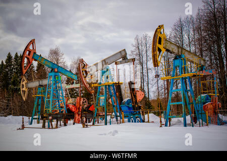 Bergbau und Gewinnung von Steinen und Erden. Anlagen zur Gewinnung von Öl aus den Eingeweiden der Erde. Pumpjack ist der oberirdische Antrieb für eine Erwidernde pisto Stockfoto