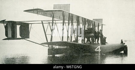 Dieses Foto stammt aus den frühen 1920er Jahren. Die Bildunterschrift lautet: Amerikanische Navy Wasserflugzeug NC-4, die den Ozean mit einem Zwischenstopp bei den Azoren gekreuzt, Portugal, 27. Mai 1919. Stockfoto