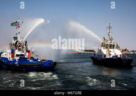 (190802) - WALVIS BAY (Namibia), August 2, 2019 (Xinhua) - Feuer Boote während der Eröffnung des neuen Containerterminal in Walvis Bay, Namibia, Aug 2, 2019. Namibia's Quest eine internationale Drehscheibe und Gateway Advanced weitere am Freitag mit der offiziellen Einweihung des Landes 400 Millionen US-Dollar neues Containerterminal in Walvis Bay von der Grafschaft Präsident Hage Geingob. Die neuen Container Terminal in der Hafenstadt Walvis Bay liegt auf 40 Hektar Land aus dem Meer von China Harbour Engineering Company Ltd (CHEC) unter Ju gebaut Stockfoto