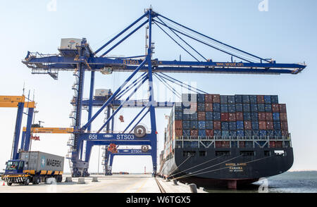 (190802) - WALVIS BAY (Namibia), August 2, 2019 (Xinhua) - Container sind auf einem Schiff auf dem neuen Containerterminal in Walvis Bay, Namibia, Aug 2, 2019 gesehen. Namibia's Quest eine internationale Drehscheibe und Gateway Advanced weitere am Freitag mit der offiziellen Einweihung des Landes 400 Millionen US-Dollar neues Containerterminal in Walvis Bay von der Grafschaft Präsident Hage Geingob. Die neuen Container Terminal in der Hafenstadt Walvis Bay liegt auf 40 Hektar Land aus dem Meer von China Harbour Engineering Company Ltd (CHEC) nach nur fünf Jahren gebaut. (Xinh Stockfoto