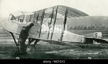 Dieses Foto stammt aus den frühen 1920er Jahren. Die Bildunterschrift lautet: Das letzte Wort im Kampf gegen die Flugzeuge. Diese neue Art der SPAD-Maschine zeigt die Propeller zwischen dem Beobachter und der Pilot montiert, so dass der Betrachter einen klaren Bereich im Kampf statt der alten Aufnahmen durch den Propeller. Stockfoto