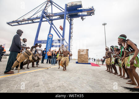 (190802) - WALVIS BAY (Namibia), August 2, 2019 (Xinhua) - die lokale Bevölkerung während der Eröffnung des neuen Containerterminal in Walvis Bay, Namibia, Aug 2, 2019. Namibia's Quest eine internationale Drehscheibe und Gateway Advanced weitere am Freitag mit der offiziellen Einweihung des Landes 400 Millionen US-Dollar neues Containerterminal in Walvis Bay von der Grafschaft Präsident Hage Geingob. Die neuen Container Terminal in der Hafenstadt Walvis Bay gebaut wurde auf 40 Hektar Land aus dem Meer von China Harbour Engineering Company Ltd (CHEC) unter Stockfoto